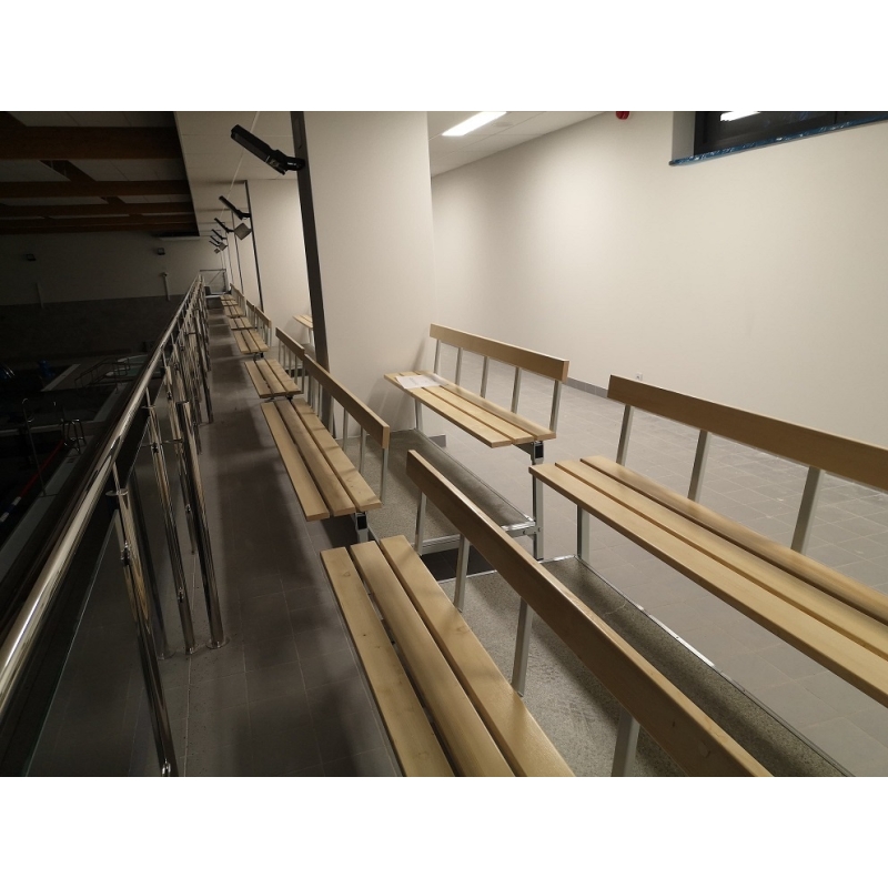 Feste Tribüne mit Sitzbänken