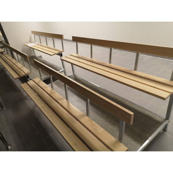 Feste Tribüne mit Sitzbänken