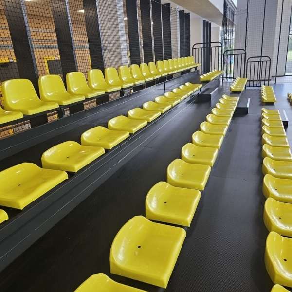 Teleskopische Klapptribünen TT-BETA-PN, Kunststoffsitze