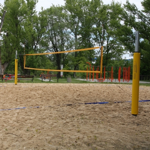 Beach volleyball net black with antennas, padded sides