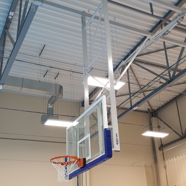 Závěsná konstrukce s elektrickým pohonem pro basketbal