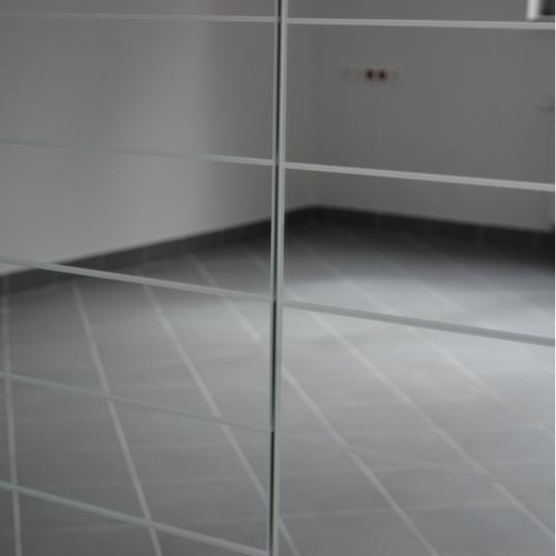 Correction mirror with posturographic grid, wall-mounted