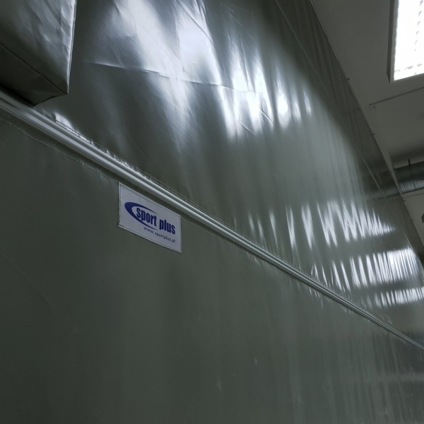 Einziehbarer doppellagiger akustischer Vorhang