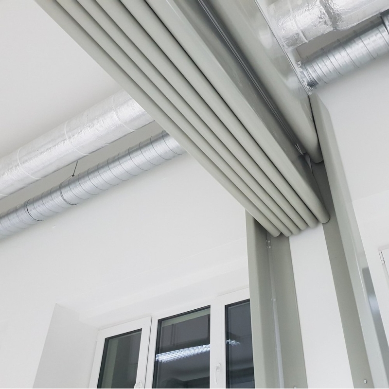 Einziehbarer doppellagiger akustischer Vorhang