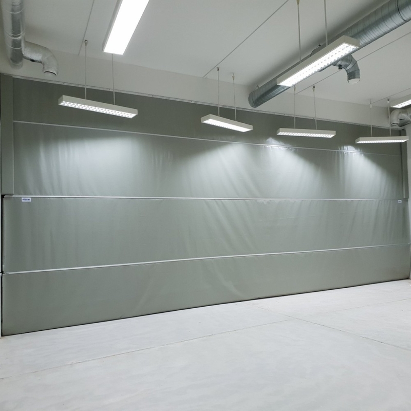 Einziehbarer doppellagiger akustischer Vorhang