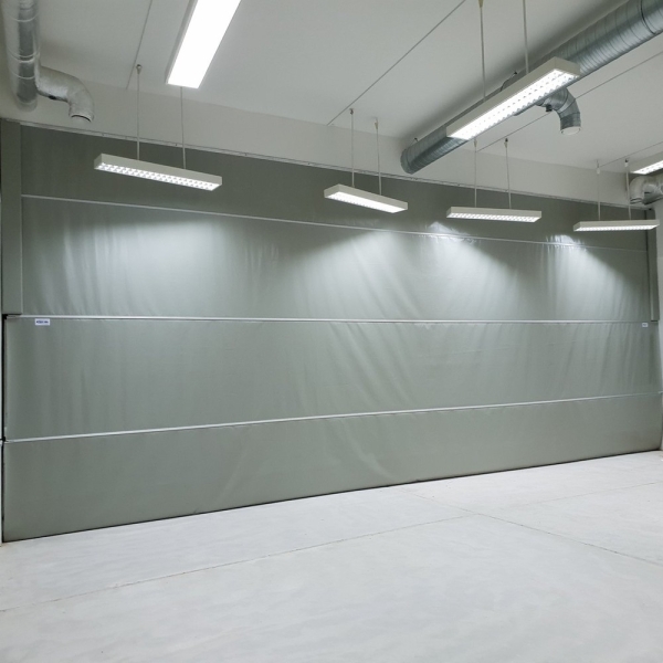 Einziehbarer doppellagiger akustischer Vorhang