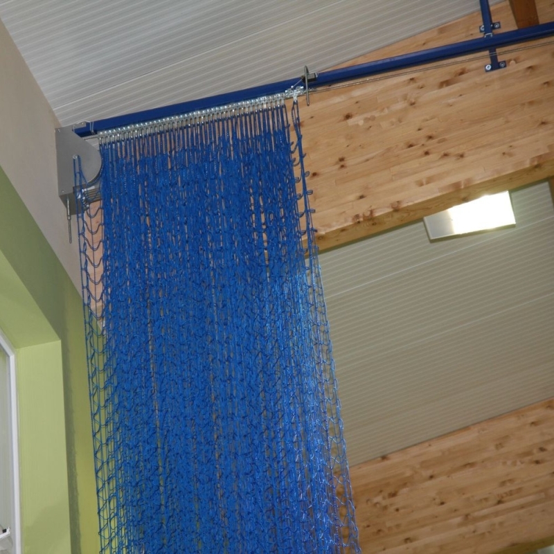 Struktur zur Befestigung eines Schiebevorhangs mit elektrischem Antrieb