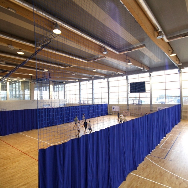 Struktur zur Befestigung eines Schiebevorhangs mit elektrischem Antrieb