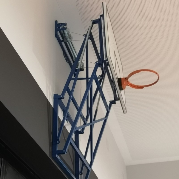 Basketbola konstrukcija, salocīta vertikāli uz augšu