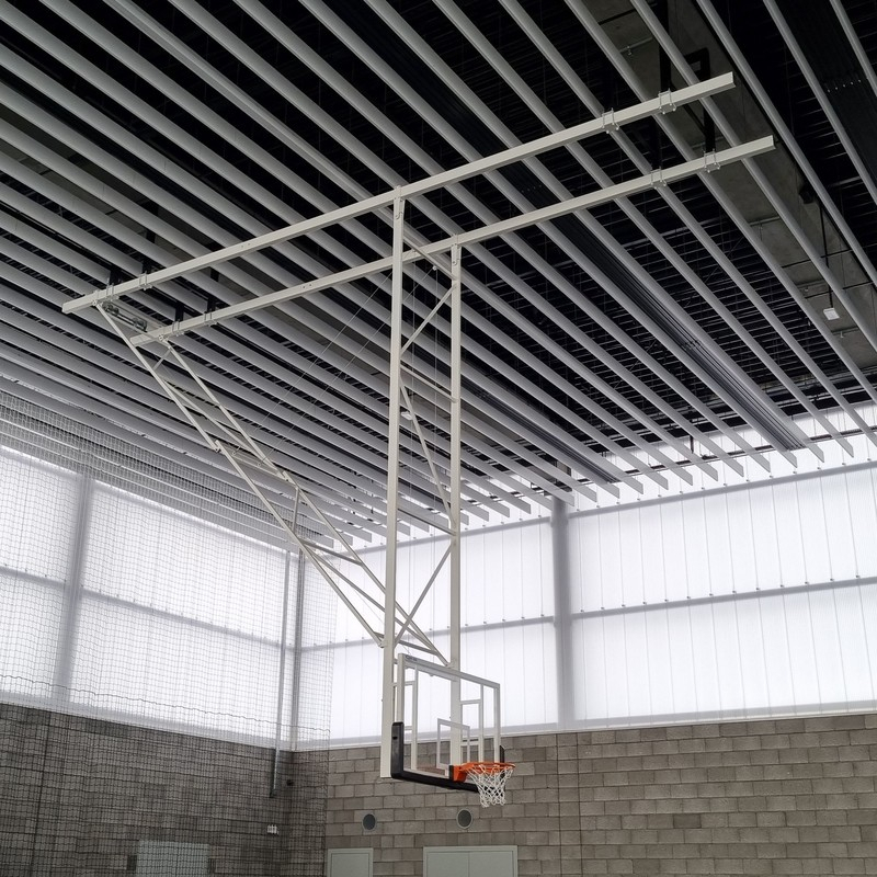 Závěsná konstrukce s elektrickým pohonem pro basketbal