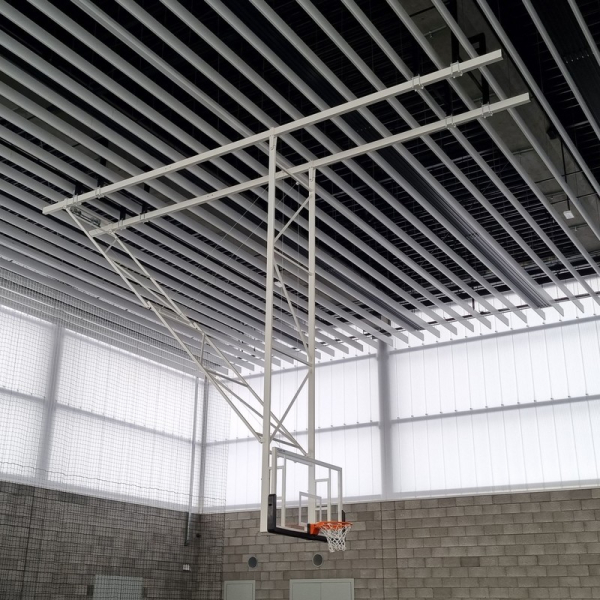 Závěsná konstrukce s elektrickým pohonem pro basketbal