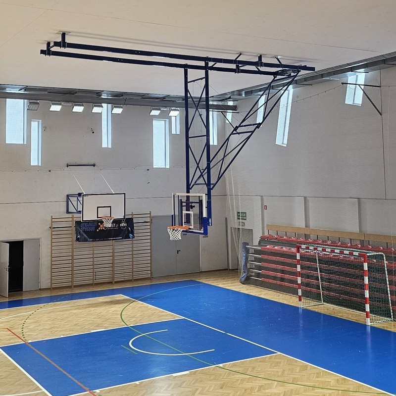 Závěsná konstrukce s elektrickým pohonem pro basketbal