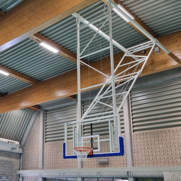 Závěsná konstrukce s elektrickým pohonem pro basketbal