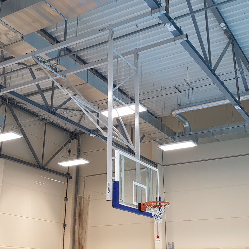 Závěsná konstrukce s elektrickým pohonem pro basketbal