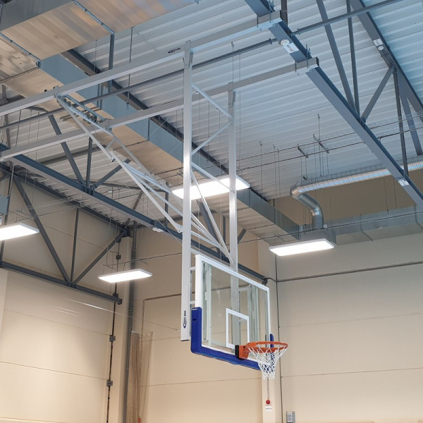 Závěsná konstrukce s elektrickým pohonem pro basketbal