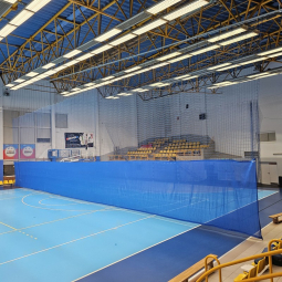 Struktur zur Befestigung eines Schiebevorhangs mit elektrischem Antrieb