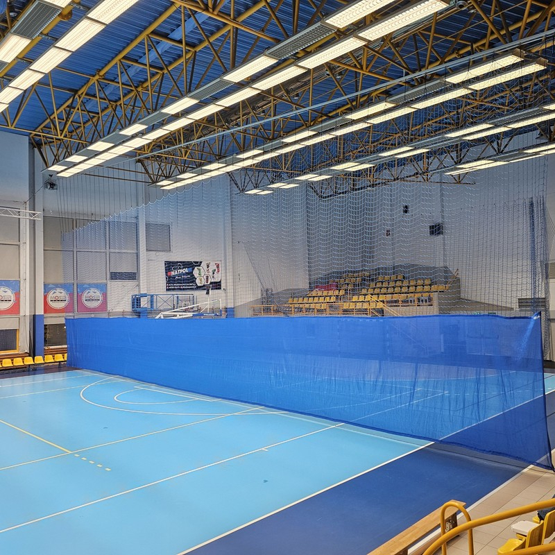 Struktur zur Befestigung eines Schiebevorhangs mit elektrischem Antrieb