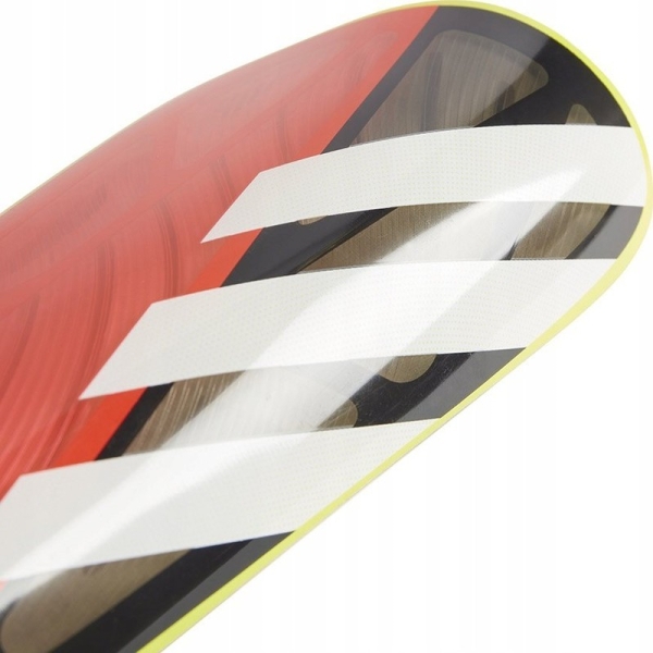 Fotbalový chránič Adidas Tiro SG LGE, červený, černobílý Fotbalový chránič Adidas Tiro SG LGE, červený, černobílý