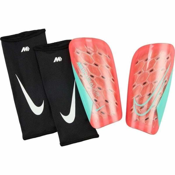 Fotbalový chránič Nike Mercurial Lite, barva červená/tyrkysová Fotbalový chránič Nike Mercurial Lite, barva červená/tyrkysová