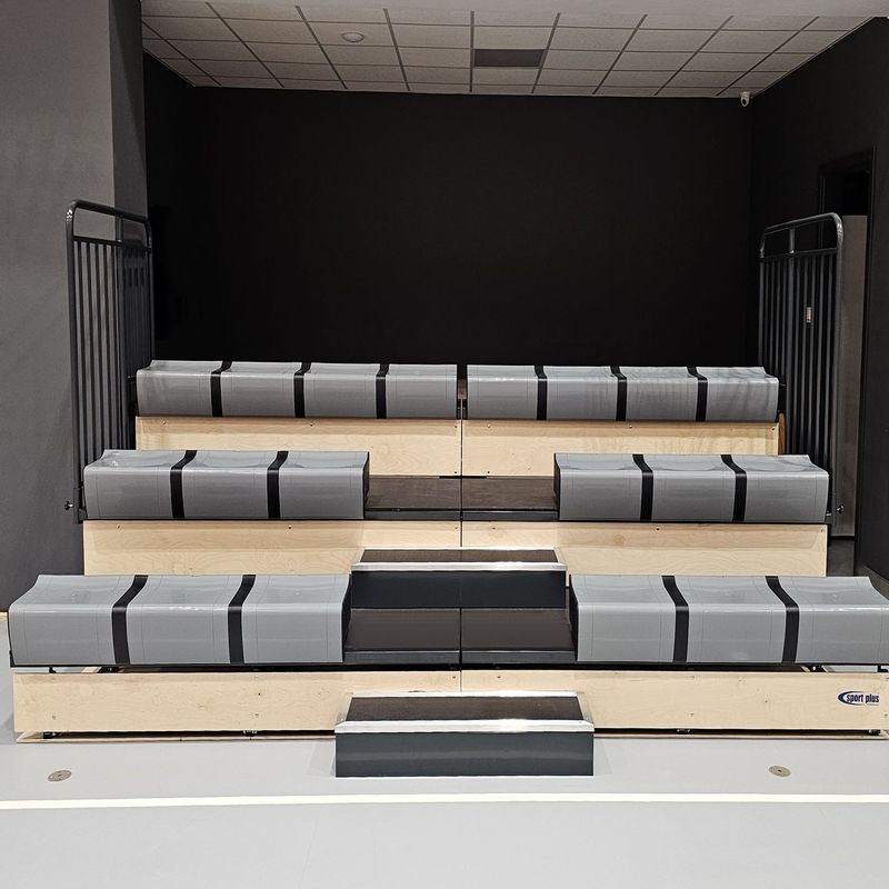 Trybuna składana na ścianę THIN-UP, z siedziskami typu Verso