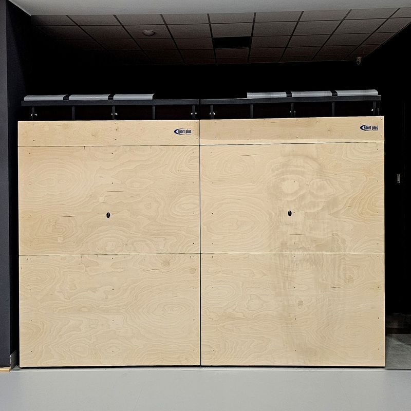 Trybuna składana na ścianę THIN-UP, z siedziskami typu Verso