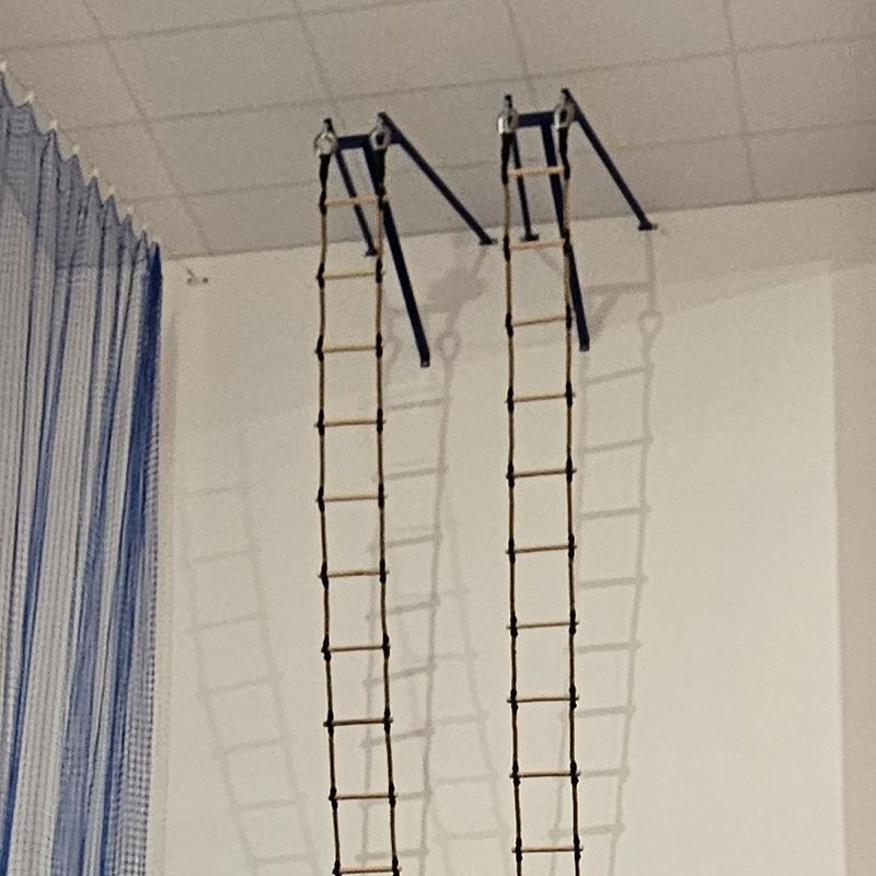 Držák pro upevnění provazového žebříku