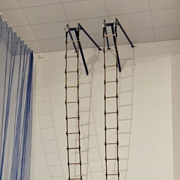 Držák pro upevnění provazového žebříku