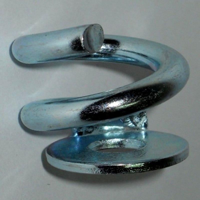 Befestigungshaken für Tornetz (auf einer Unterlage)