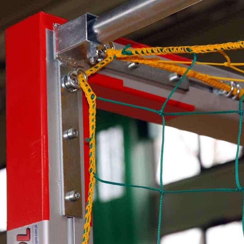 Befestigungshaken für Tornetz (auf einer Unterlage)