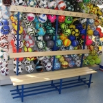 Bänke, Kleiderbügel, Bankaufhängungen